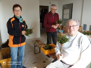 Buchsbaum, Lerche, Birke, Segenbaum, Stechpalme, Haselnussstecka, Weide, Efeu - das alles gehört in den Palmbuschen, der mit 5 roten Fäden geschmückt wird