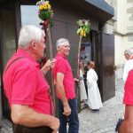 geweihte Pilgerstäbe begleiten die Pilger