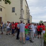 Agape nach der Feldfrüchtemesse vor der Kirche