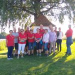 Pilgergruppe bei einer Andaxht bei der Ackerl-Kapelle