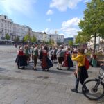 viele Zuseher aus nah und fern kommen und sehen uns zu