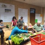 im vorfeld werden Blumen und Kräuter gesammelt